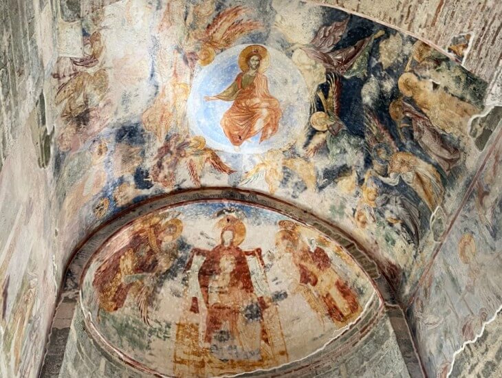 Trabzon Ayasofya’da apsis bölümündeki Bizans freskleri ve kubbe altı figürleri yakın plan görüntüsü.